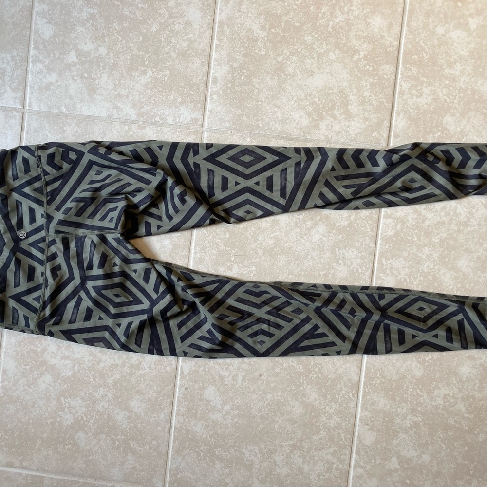 Lululemon green & black geometric design leggings. Size 6